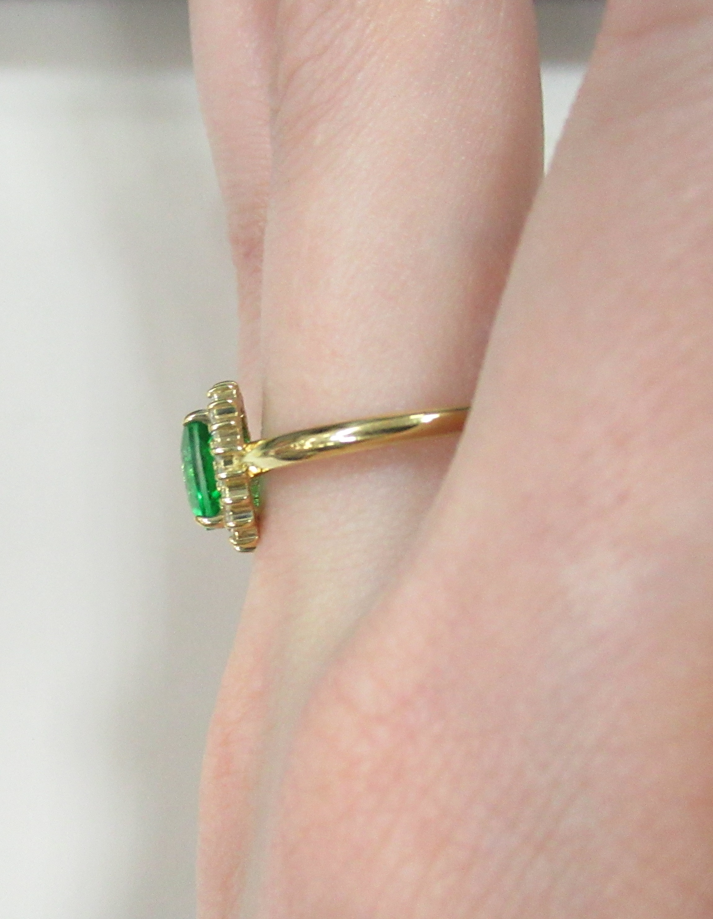 Серебряное кольцо с зеленым топазом